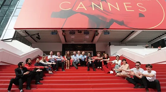 「第70回 カンヌ国際映画祭」の会場にて。2015年度卒業制作『溶ける』井樫彩監督（右から3番目）