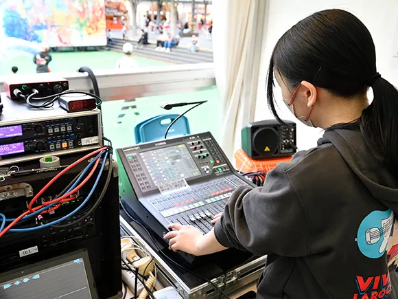 プロの現場にスタッフとして参加!現場を経験する機会が豊富