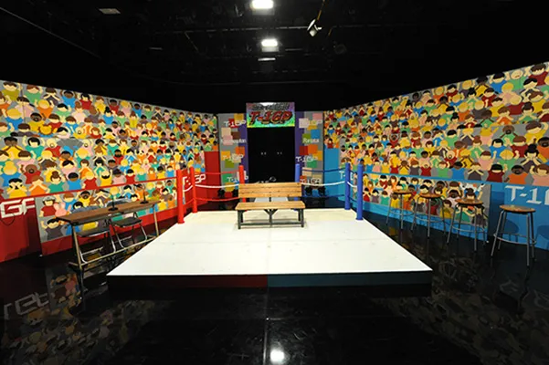 バラエティ番組のスタジオセット（大道具・小道具）