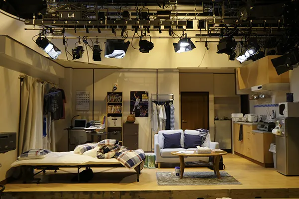 ドラマのスタジオセット（大道具・装飾・小道具）