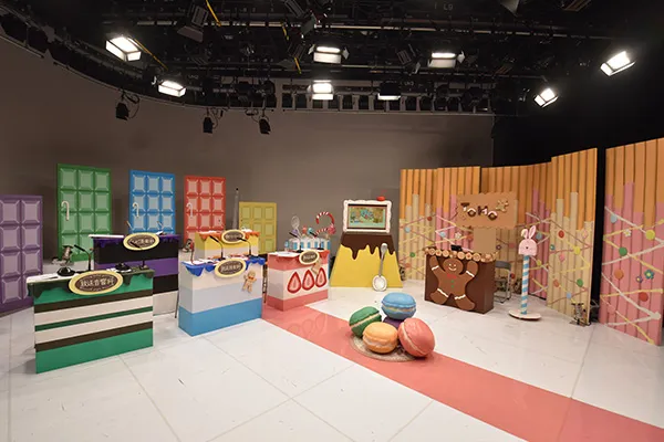 情報バラエティ番組のスタジオセット（大道具・装飾・小道具）