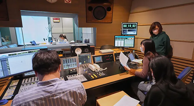 『JUNK』（TBSラジオ）枠でオンエアするラジオCMを、TBSラジオのスタジオにて収録