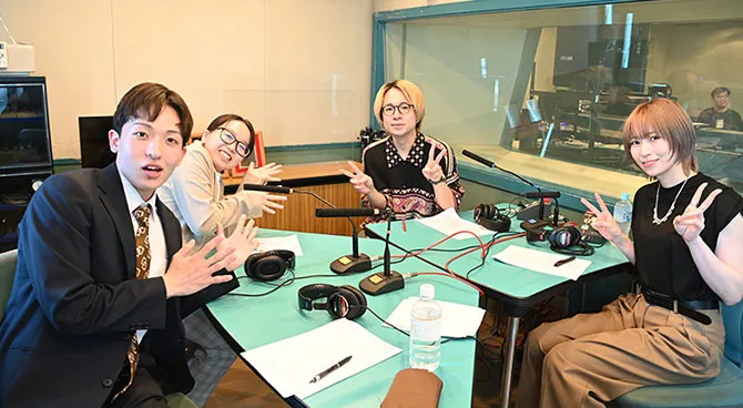（右から）パーソナリティーをご担当いただいた声優の青木瑠璃子さん、アーティストの青木佑磨さん、番組に出演した東京アナウンス学院の学生