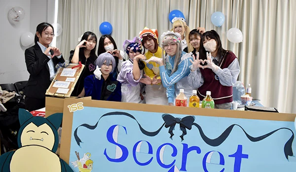 はじめてのメイクに挑戦！「学園祭」でメイド喫茶をオープン