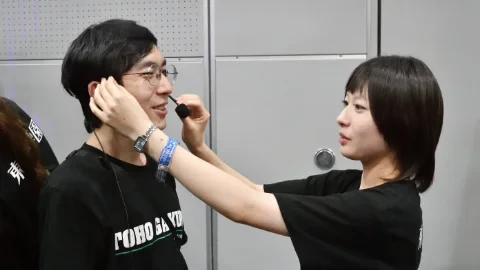 出演者にマイクを付ける練習