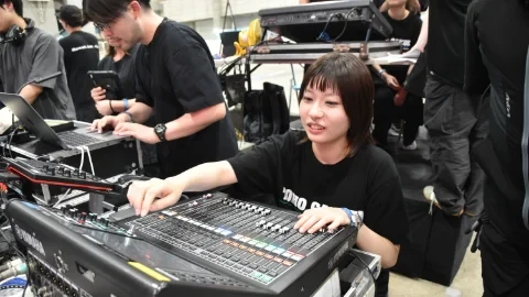 アーティストにマイクをつける練習中