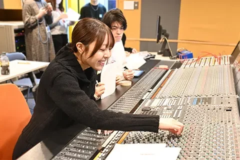 音響技術科の学生は収録時のエンジニアを担当
