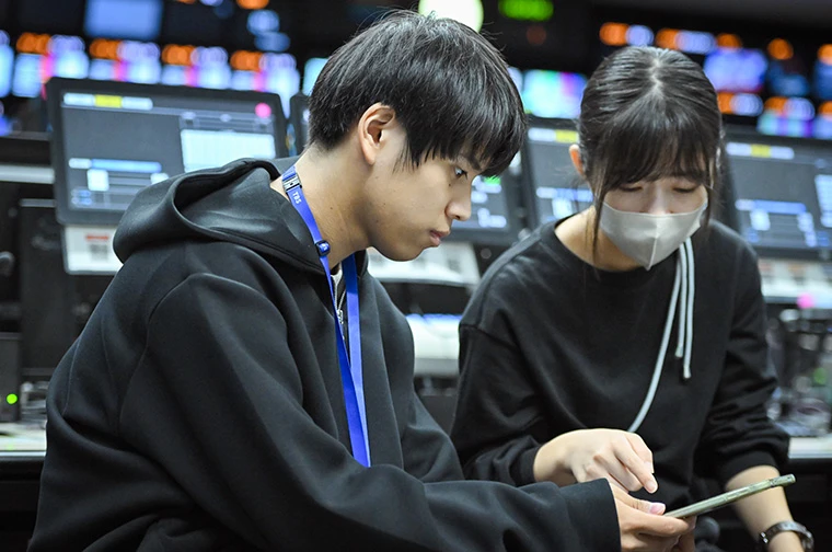 毎回の打ち合わせをとおして、業界用語や台本の読み方をマスター