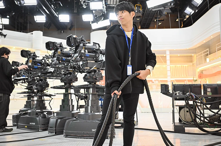 先輩スタッフに褒められるケーブルさばきを習得！