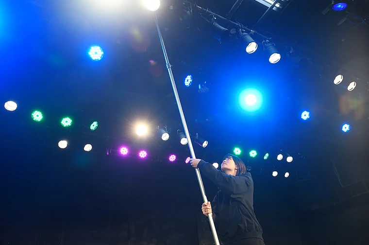 イベントによって異なる照明の向きを“介錯棒”を使って細かくセッティング