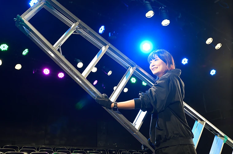 高所での作業は安全が第一！ヘルメット着用で作業します