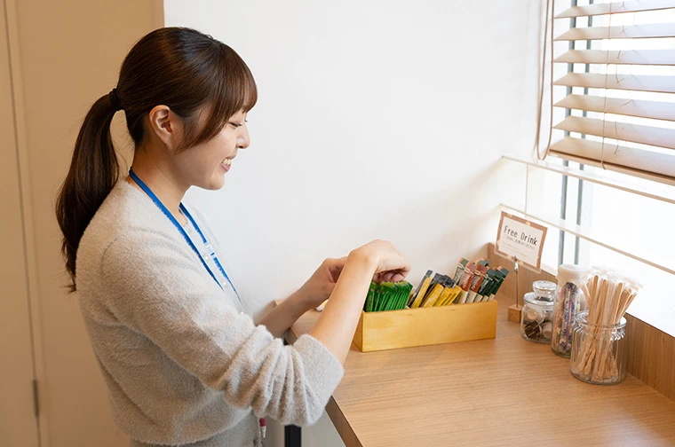 いつでもコーヒーが飲めるようにスタッフさんをサポート