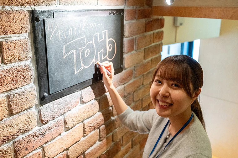 案内ボードも気分が上がるようにカラフルに仕上げます♪