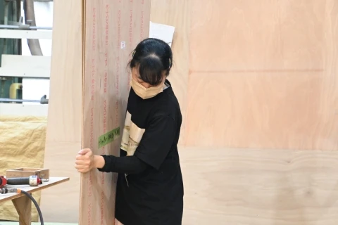 ドラマや映画の美術セットの基盤となるパネルづくりに挑戦！