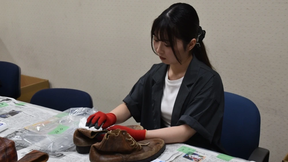 ドラマなどで出演者が履く靴の磨きを担当