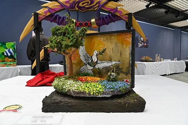 花束を投げる男