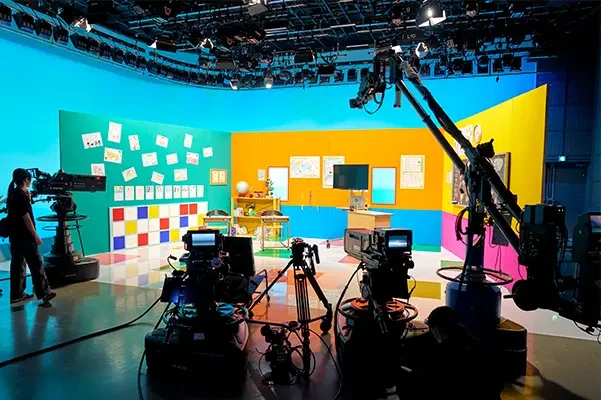 バラエティ番組のスタジオセット（大道具・装飾・小道具）