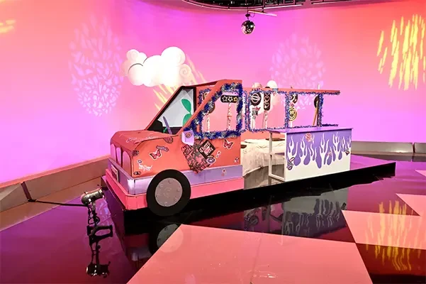 バラエティ番組のスタジオセット（大道具・小道具）