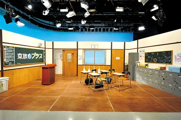 情報バラエティ番組のスタジオセット（大道具・小道具）