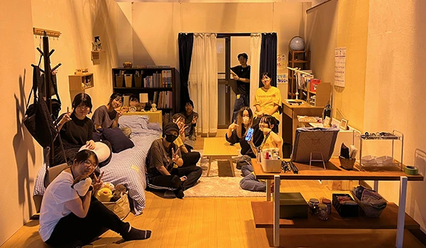 「ドラマ制作」でスタジオにセットを建て込み