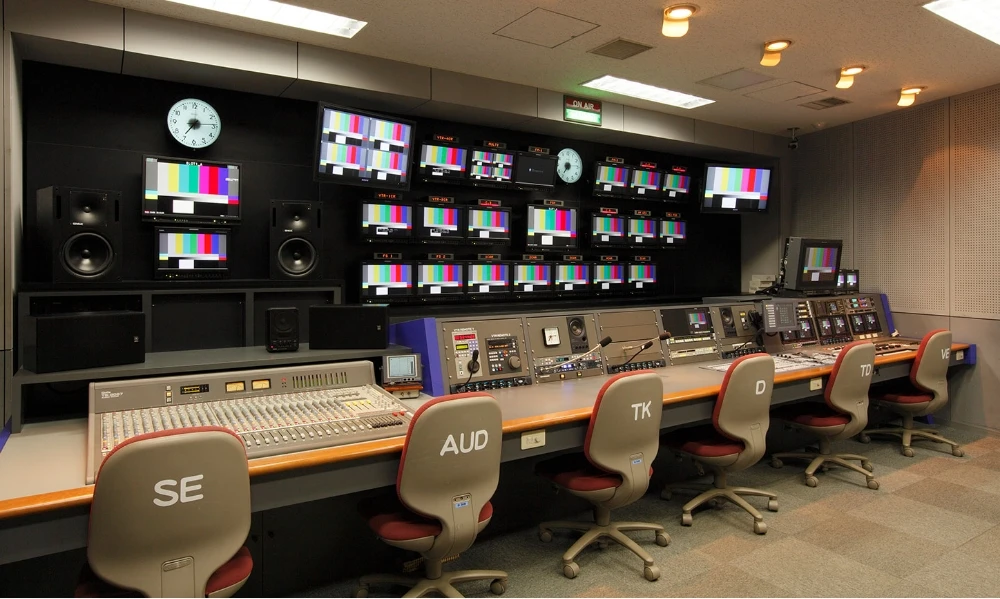 テレビスタジオ（サブコントロールルーム）