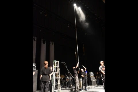 介錯棒を使って照明の向きを整える“シュート作業”