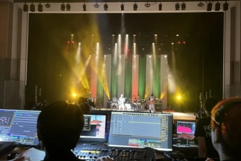 自分たちでつくった照明を客席後部でオペレーション