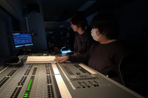 客席上部の調光室で照明をオペレートすることも！