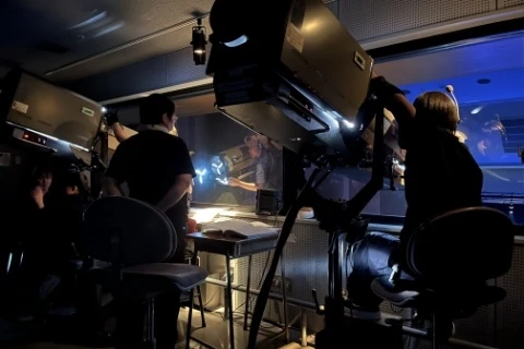 ピンスポットでステージの演者やアーティストをねらいます