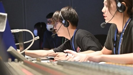 サブコントロールルームからディレクターが指示を送ります