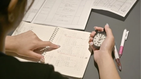 タイムキーパーが、放送時間ぴったりに番組が収まるように進行を管理します