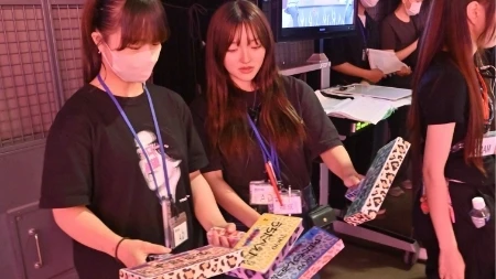 出演者が使う札や小道具もスタッフが手作り