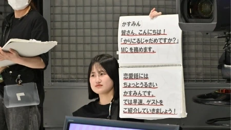 スタジオでカンペ出し