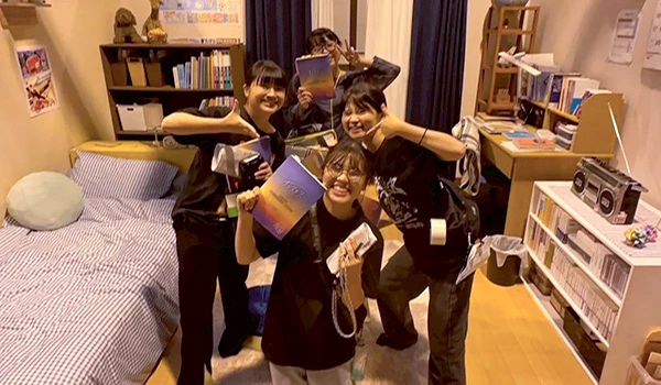 「ドラマ制作」スタジオセット前で記念撮影!