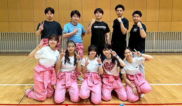 学校対抗運動会では、2年連続綱引きで優勝!