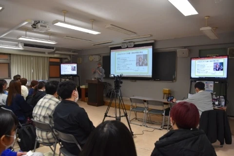 CM原稿募集の説明会では、ラジオCM制作の基本的なルール、原稿作成の流れや意識すべき点をプロからうかがいます