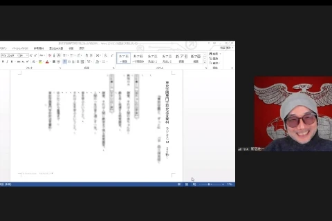 学生が提出したCM原稿のなかから厳正な審査を経て3作品が選ばれ、原稿の添削会を実施。ラジオディレクターやナレーターとして活動する新居祐一さんから、CM原稿の書き方や言葉づかい、効果音を入れる位置などを細かくアドバイスしてもらいます