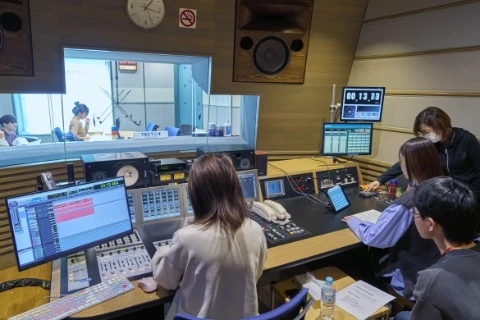 ブラッシュアップした原稿をもとに、TBSのラジオスタジオでCM収録！