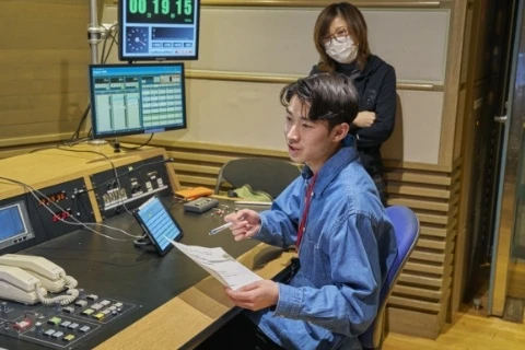 スタッフやナレーターに演出の指示を出します