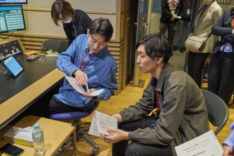 チームのメンバーで話し合い、試行錯誤しながら収録します