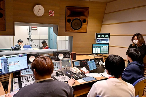 ラジオでオンエアされるCM制作