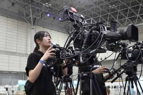 5台のカメラでレスラーやお笑い芸人をとらえます