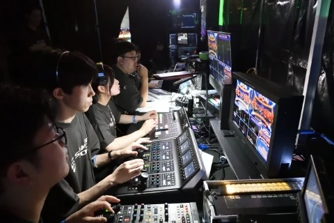 会場のモニターに映像を映し出すスイッチャー、映像の色味を整えるビデオエンジニア