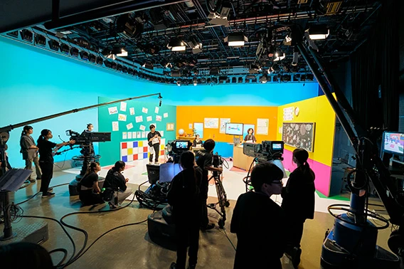 全学科で協力し、チームで番組をつくる